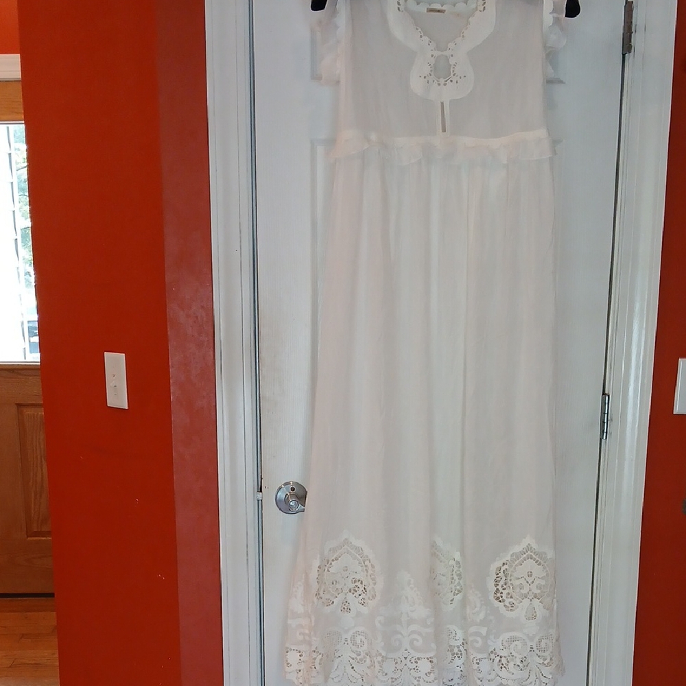 Chic White Embroidered Maxi Dress